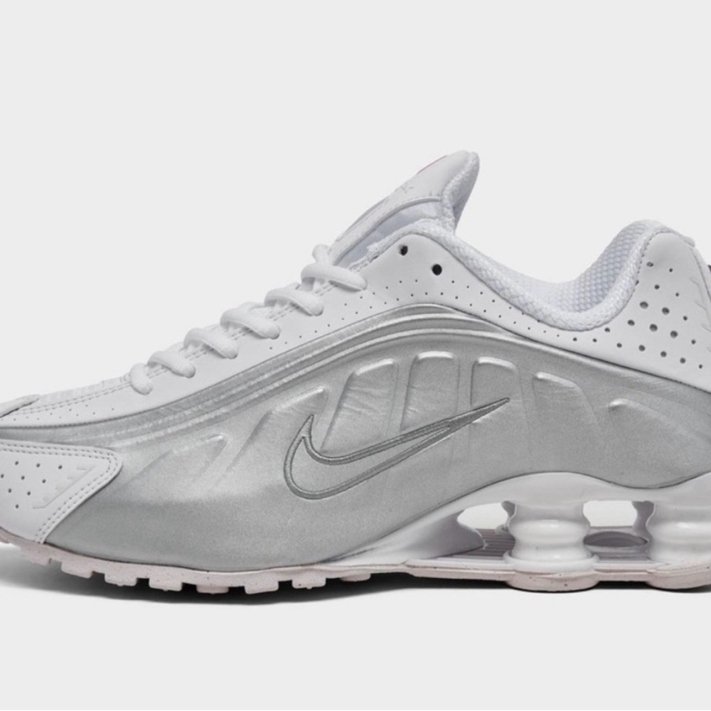 Nike Boys Shox R4 (GS)
Sneakers Silver White Size 5Y